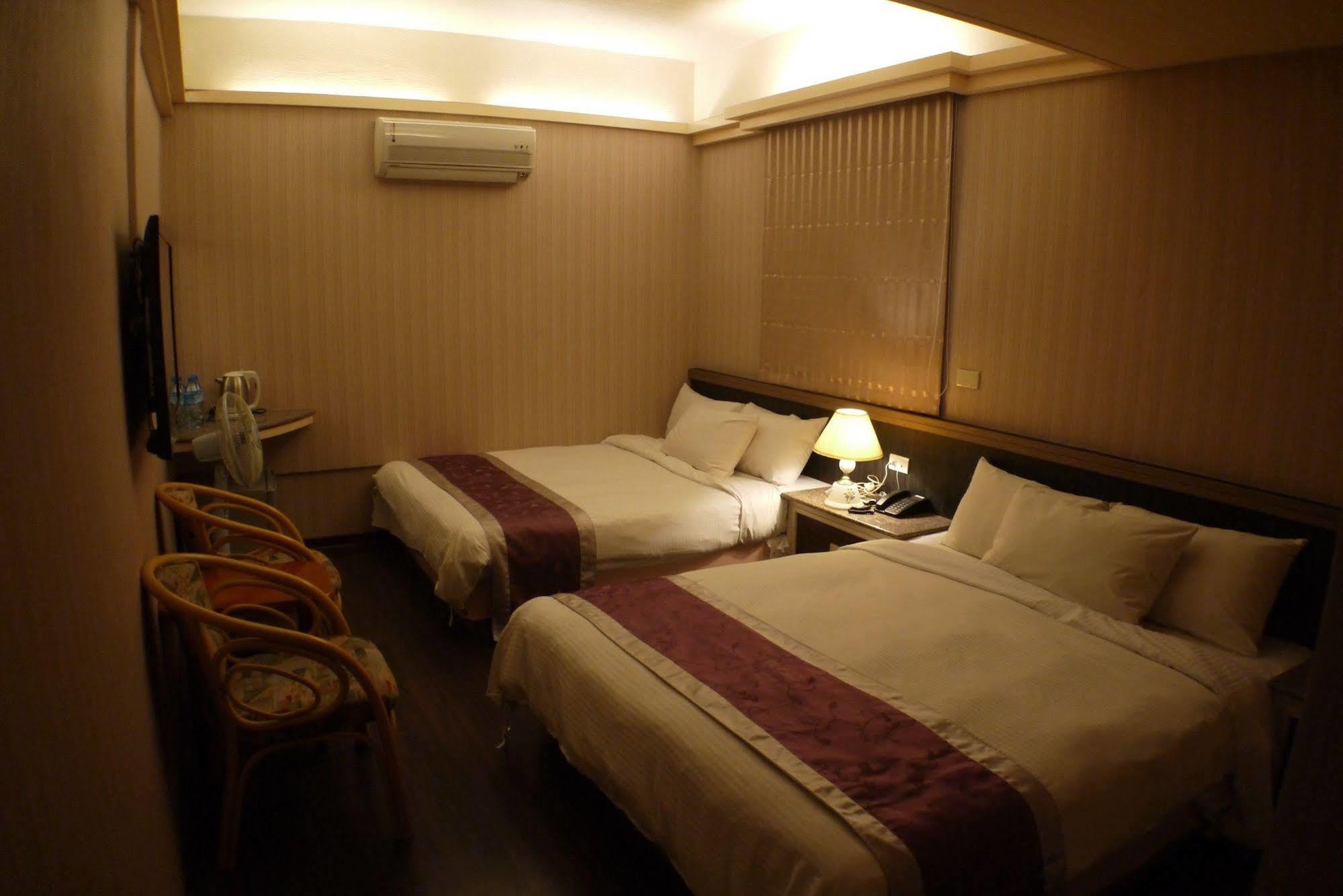 King Town Hotel Luodong Bagian luar foto