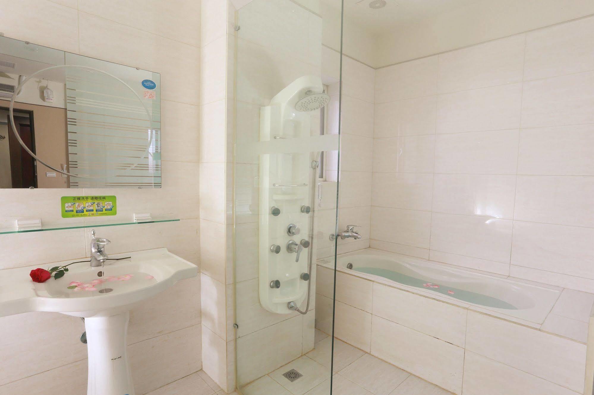 King Town Hotel Luodong Bagian luar foto